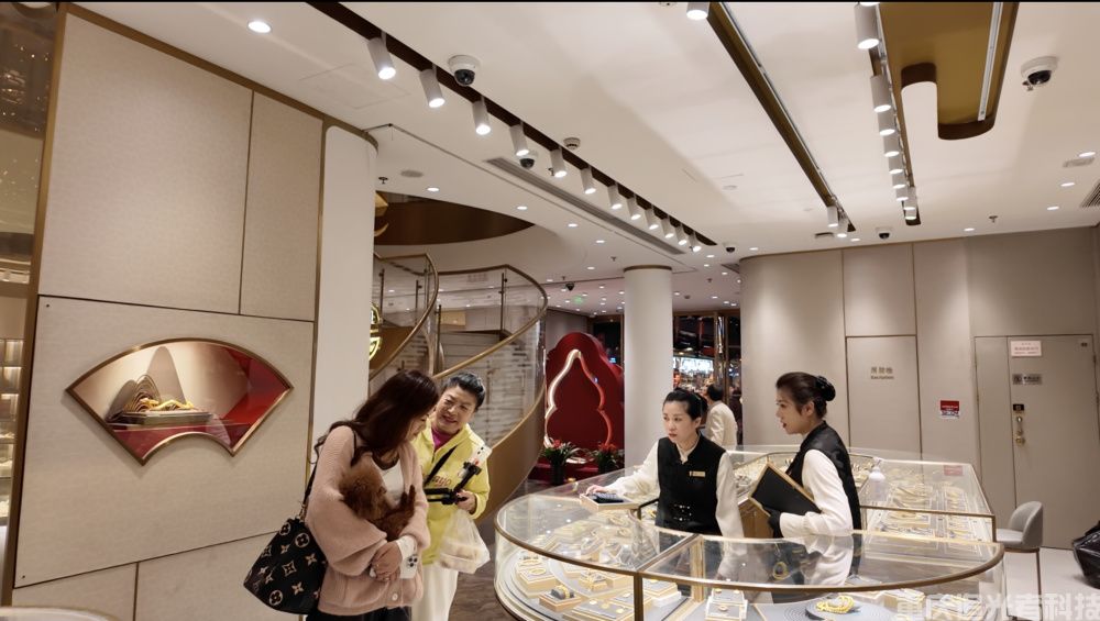 金價(jià)驚魂一夜后:“囤金大爺大媽”擠爆金店,拿下百克金條(4) 金價(jià)驚魂一夜后:“囤金大爺大媽”擠爆金店,拿下百克金條(4)